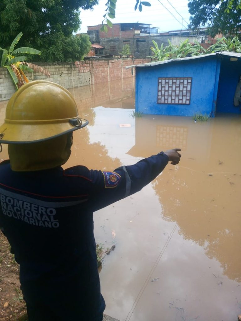 Cuerpos de seguridad y organismos municipales atendieron inundaciones en sector Santa Eduviges de Santa Teresa del Tuy