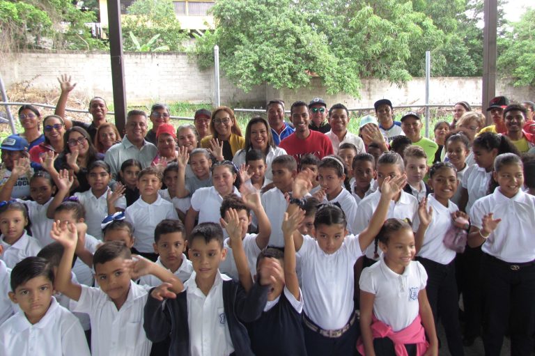 Niños y jóvenes de Charallave volvieron a las aulas con escuelas renovadas