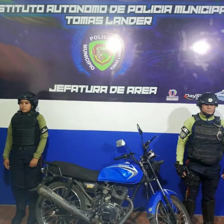Polícia Municipal de Tomás Lander detuvo a dos personas y recuperó una moto durante el fin de semana