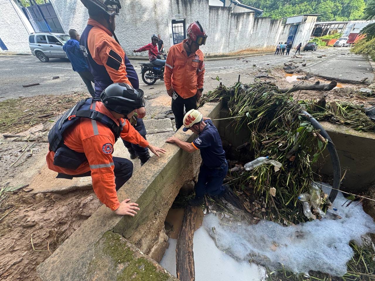 Atienden a familias afectadas por las lluvias en Paracotos