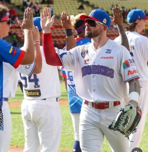 Tiburones cierra la semana con triunfo