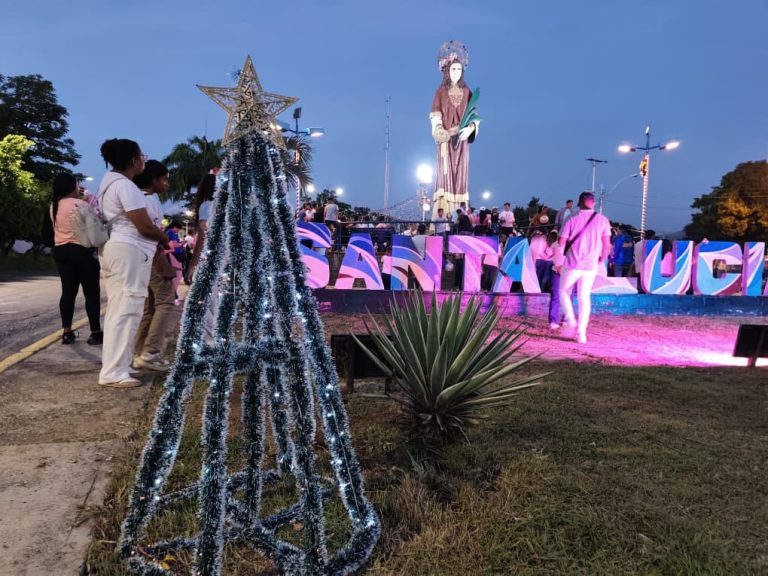 Paz Castillo encendió la Navidad con un mensaje de unión familiar y buenos deseos