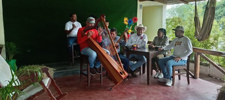Al son del arpa, cuatro y maracas se vivió el programa radial “Al Día con Todas y Todos»