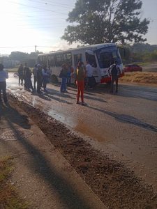 Peligro en la vía: Tubería rota genera hueco que ya causó un accidente en urbanización Vista Linda de santa Teresa