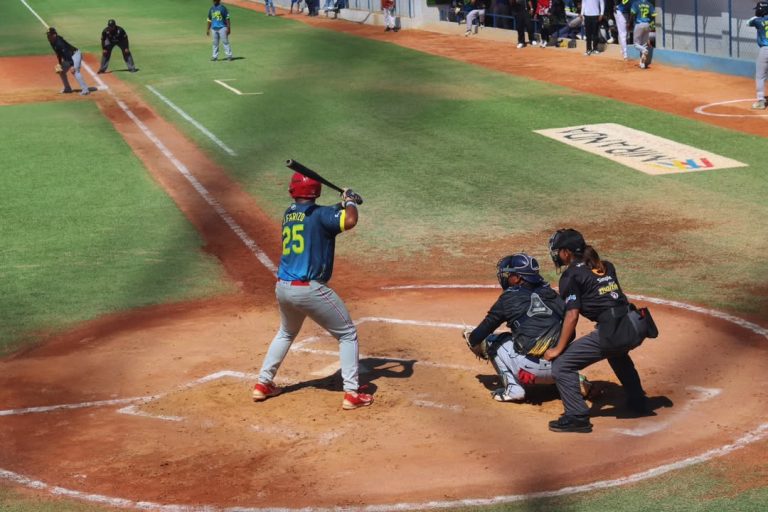 Selección de Brión derrota a los Leones del Caracas 4 carreras por 2