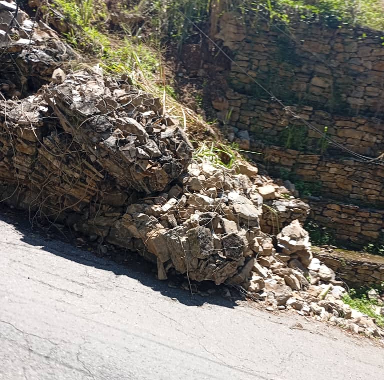 Colapsa muro de contención en Paracotos tras recientes lluvias
