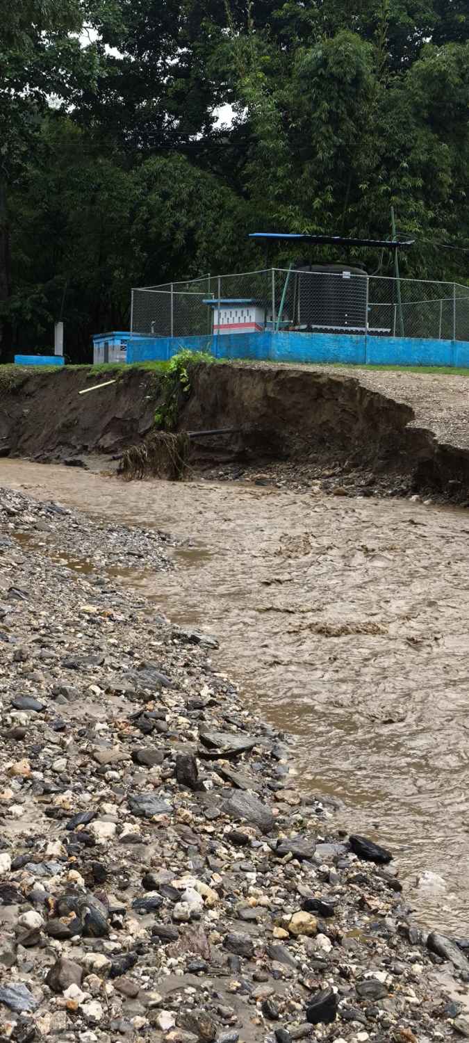 Lluvias provocan estragos en vialidad y amenazan infraestructura hídrica en Paracotos