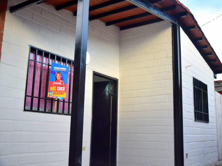 Entregan 100 % renovado y equipado hogar a familia de Charallave