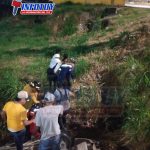 Bomberos de Cúa rescatan a dos ocupantes de vehículo volcado