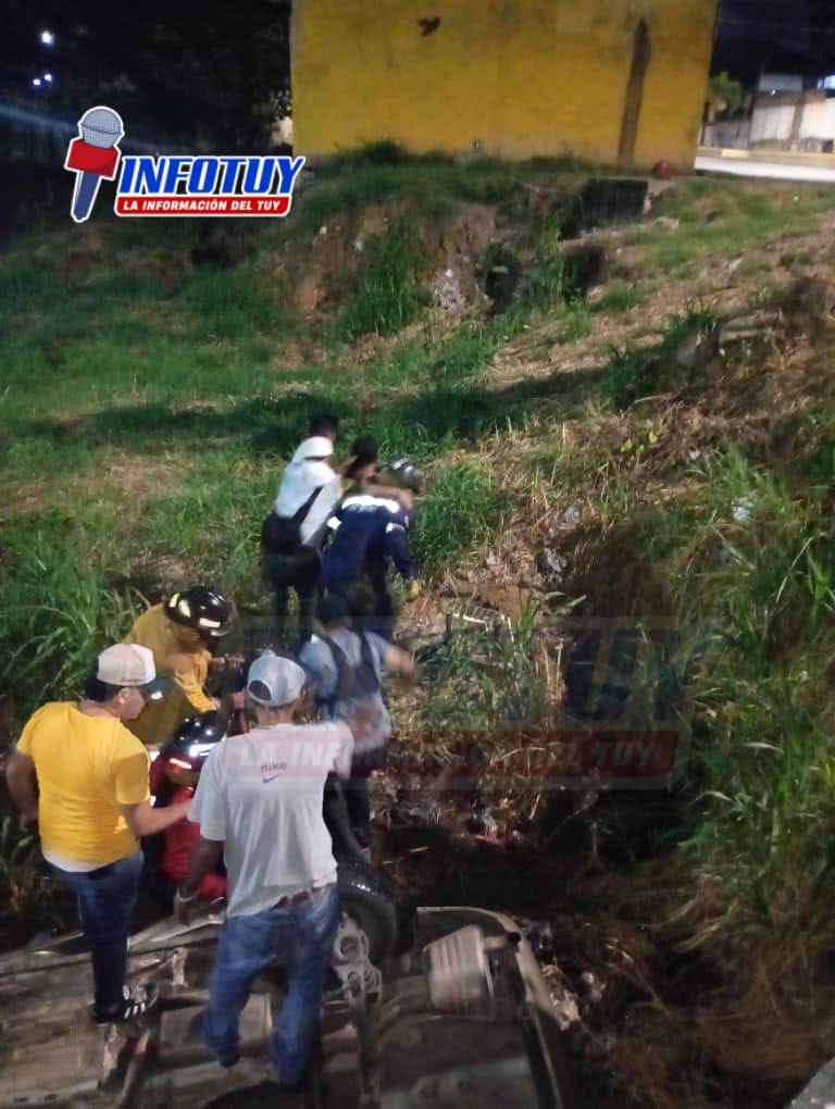 Bomberos de Cúa rescatan a dos ocupantes de vehículo volcado