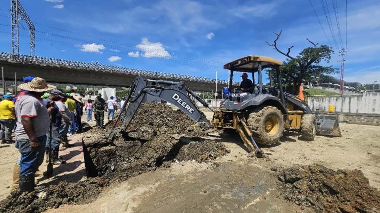 Supervisan obras de renovación y arreglo de tubería de agua en el Parque Francisco de Miranda de Charallave