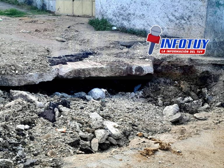 Denuncian el abandono de la calle miranda tras reparación de tubería matriz en Santa Teresa del Tuy