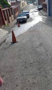 «Persistente fuga de agua en la calle 13A de Charallave lleva más de dos meses sin atención»