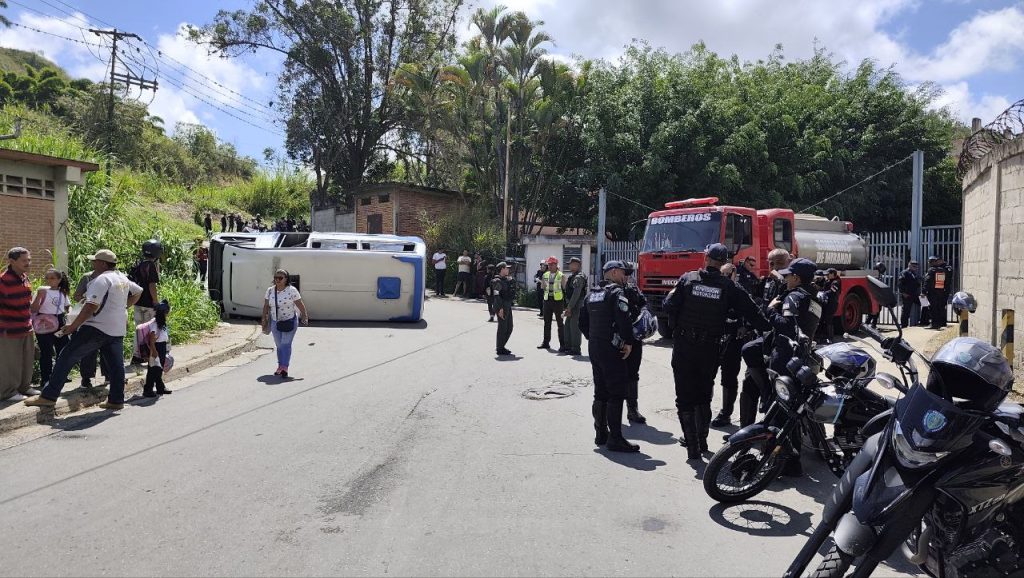 Atienden volcamiento de unidad de transporte público en Los Teques