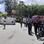 Atienden volcamiento de unidad de transporte público en Los Teques