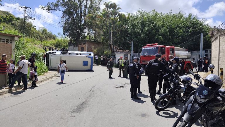 Atienden volcamiento de unidad de transporte público en Los Teques