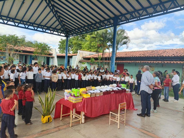 Entregan uniformes y zapatos a mil 900 estudiantes de 4 escuelas de Urdaneta