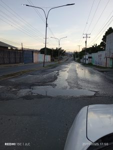 Grandes baches y bote de agua hacen intransitable la Avenida Tricentenaria de Charallave