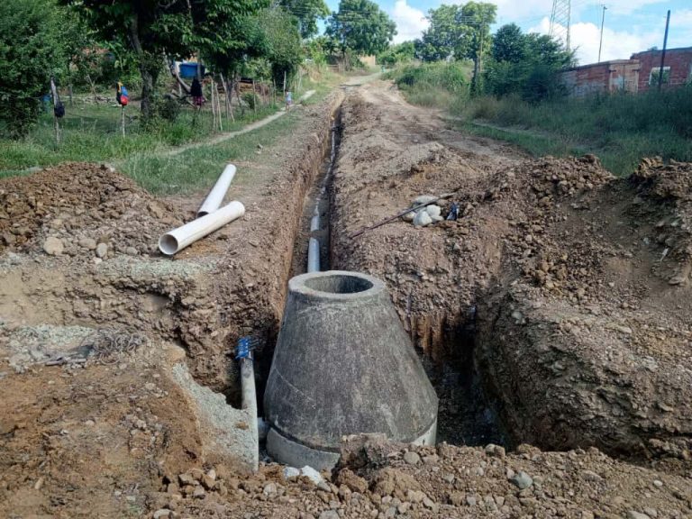 Avanza construcción de la primera etapa del colector de aguas servidas en el 11 de Julio