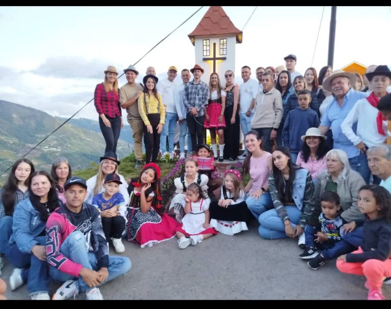 El Jarillo se Viste: primera edición transforma la parroquia con flores, fe y creatividad