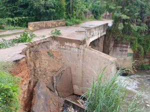 Colapso de Vía afecta movilidad de 600 Familias en el sector El Tomuso Santa Teresa del Tuy