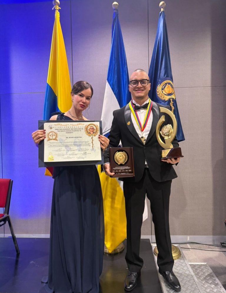 El doctor Bedixo Valbuena Galardonado en los Health Sciences Awards en Bogotá