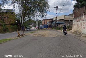 Persisten las troneras en la Avenida Tricentenaria de Charallave