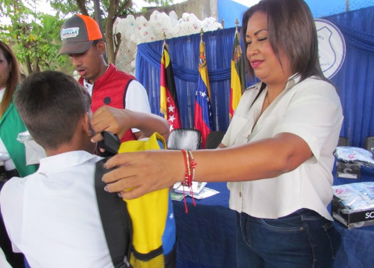 Entregan dotación escolar a estudiantes del colegio Policarpo Farrera en Charallave
