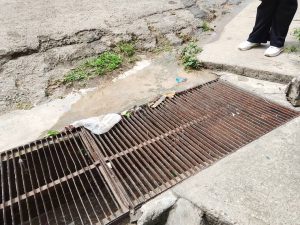 Vecinos del Barrio Ajuro en Charallave exigen reparación urgente de tubería rota y alcantarilla dañada