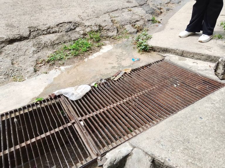 Vecinos del Barrio Ajuro en Charallave exigen reparación urgente de tubería rota y alcantarilla dañada