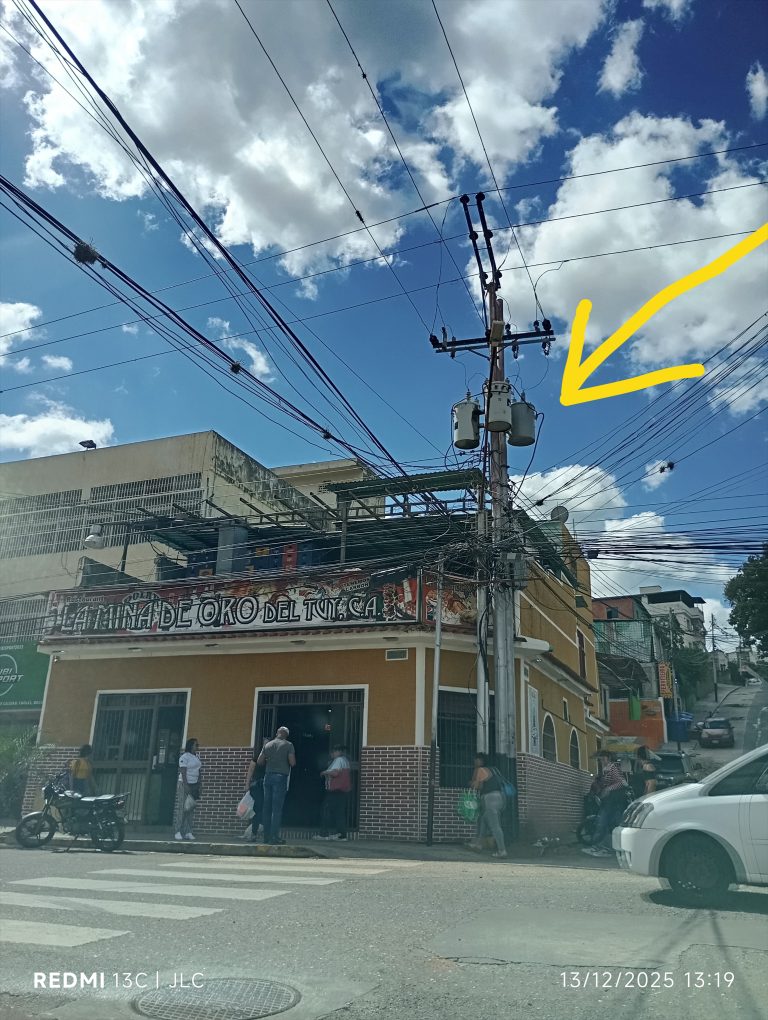 QUEJAS, CASOS Y COSAS DE MI PUEBLO… «Transformador bota aceite en la calle Bolívar de CHARALLAVE»…