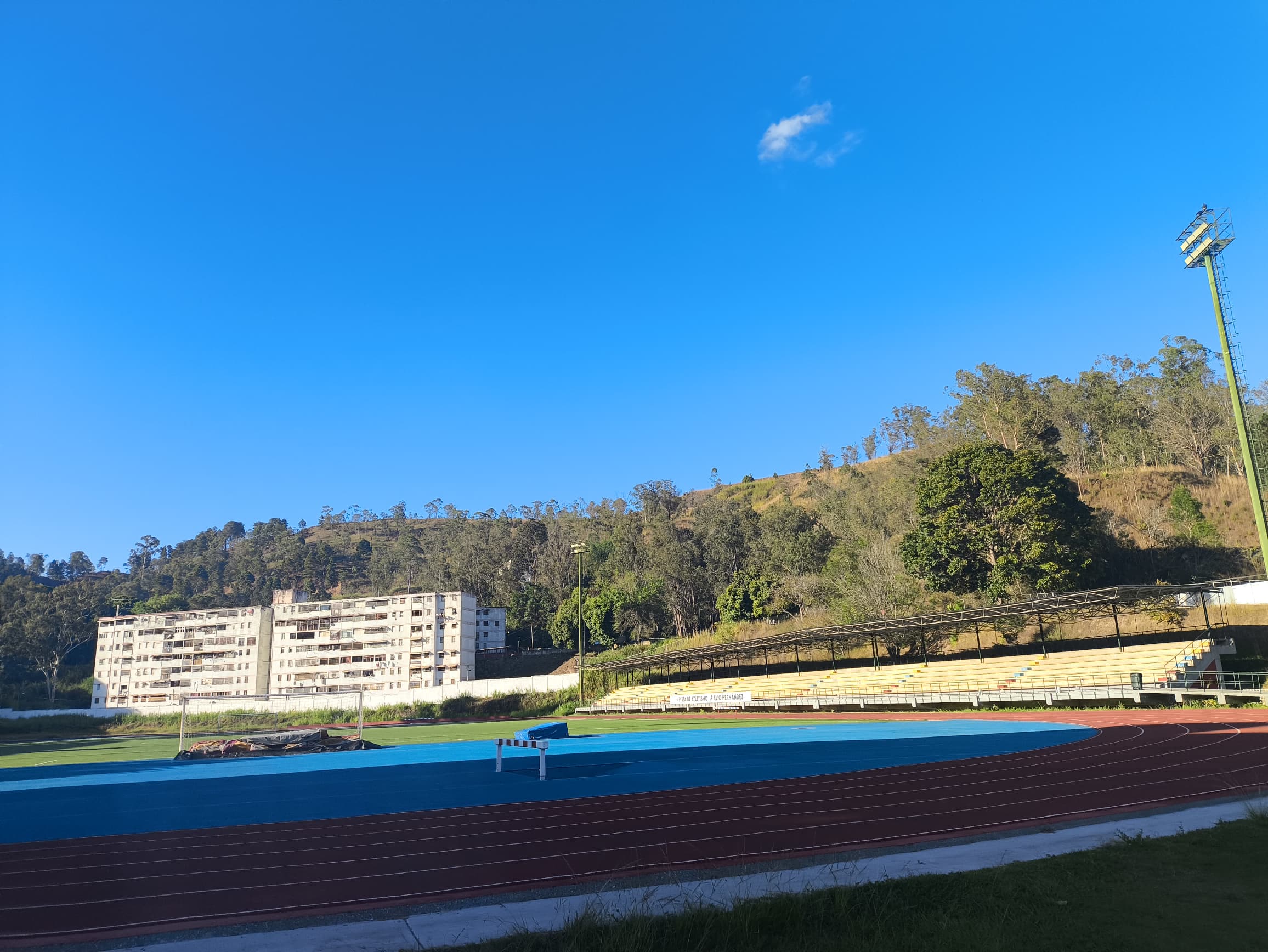 Verifican rehabilitación del Polideportivo Yulimar Rojas en Los Teques