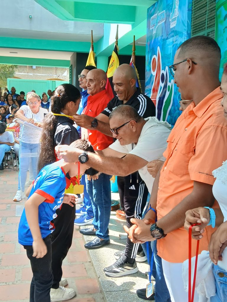 Reconocen a atletas durante celebración del Día del Deportista en Cúa