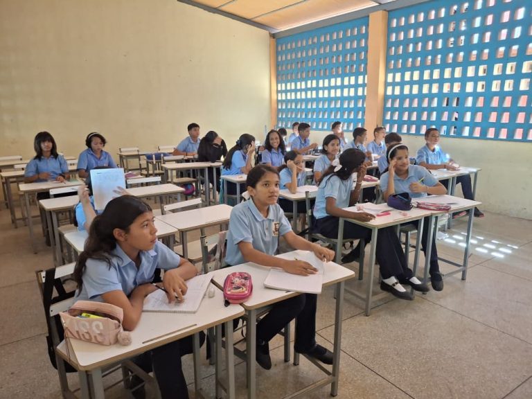 Estudiantes luciteños volvieron  a clases este 12 de enero