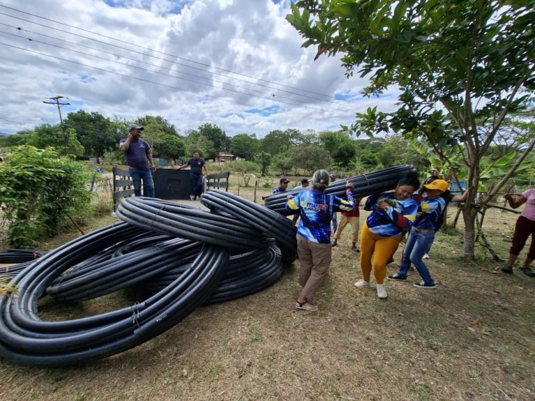 La Comunidad de los Añiles recibe 800 metros de tuberías PEAD para optimizar el servicio de agua potable