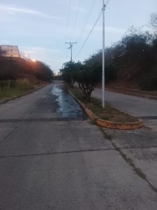 Vecinos de La Juajuita denuncian meses sin alumbrado en la entrada de la urbanización