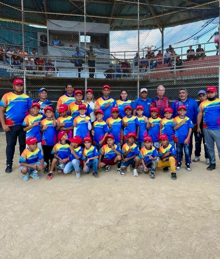 Alcalde Rayner Pulido entrega más de 300 uniformes a atletas de béisbol en Santa Teresa del Tuy