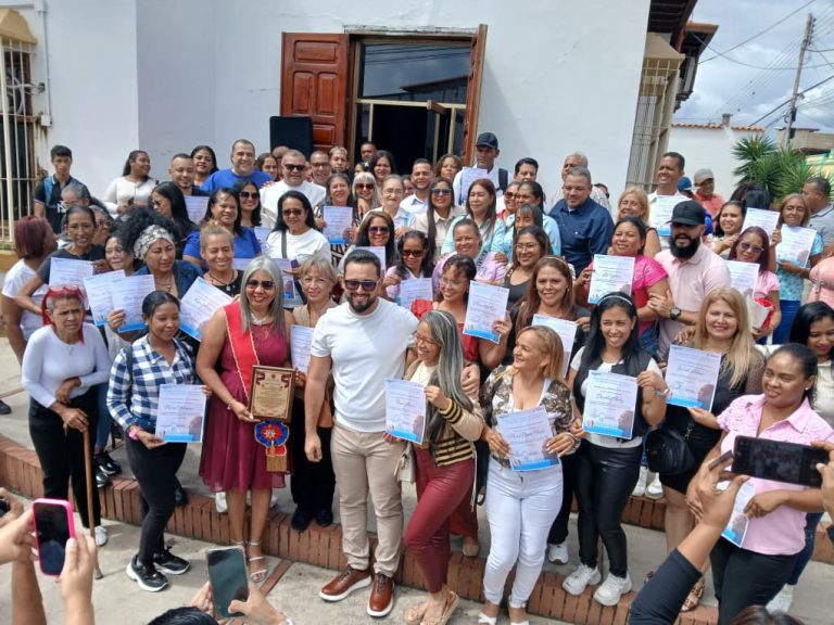 Reconocen a 51 profesionales de la educación en Urdaneta