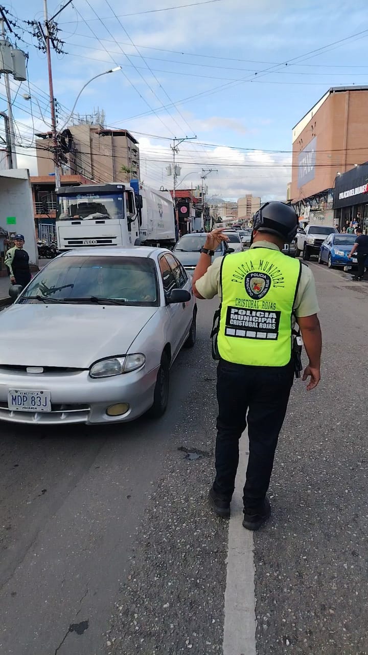 Policía Municipal Cristóbal Rojas despliega operativo de concienciación vial en la Avenida Bolívar