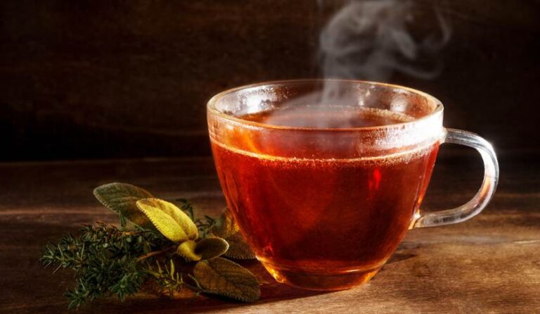 ¿Bebidas hirviendo? Conoce el peligro del té caliente en el estómago