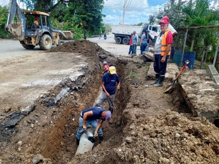 Alcaldía de Simón Bolívar repara tubería matriz en carretera Yare-Ocumare