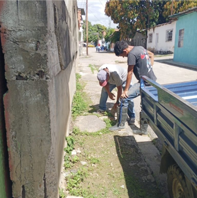 Atienden averías de tuberías de aguas servidas en Paz Castillo