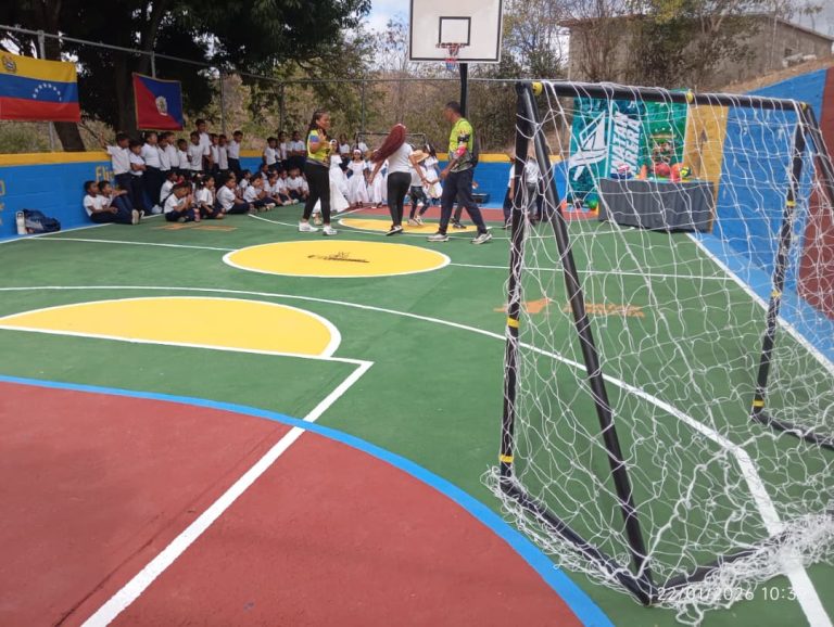 Alumnos de escuela Creación Bicentenario de Cúa cuentan con cancha nueva
