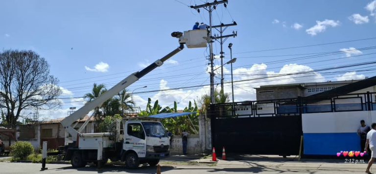 Corpoelec y Alcaldía de Paz Castillo reparan transformador en el Alto de Soapire