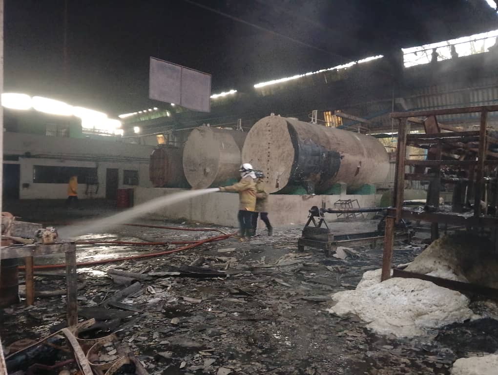 Controlado incendio  en fabrica de colchones Paradise en Yare