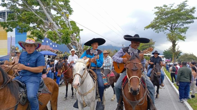 En Mérida: con la tradicional cabalgata internacional, se abrieron oficialmente las Ferias del Sol 2026