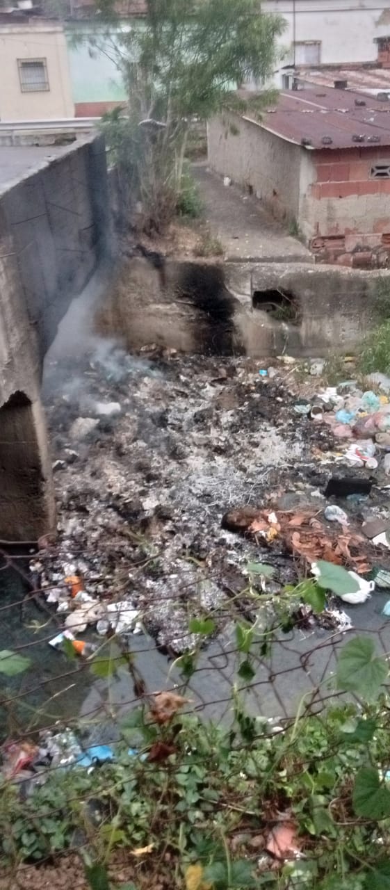 Vecinos denuncian quema de basura que afecta el puente de parosquita en Ocumare del Tuy