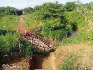 Colinas de Guaicaipuro exige construcción urgente de pasarela tras 9 años cruzando puente improvisado(+Vídeo)