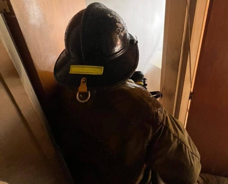 Bomberos de Miranda sofocan incendio en Los Teques tras alerta al Ven 911