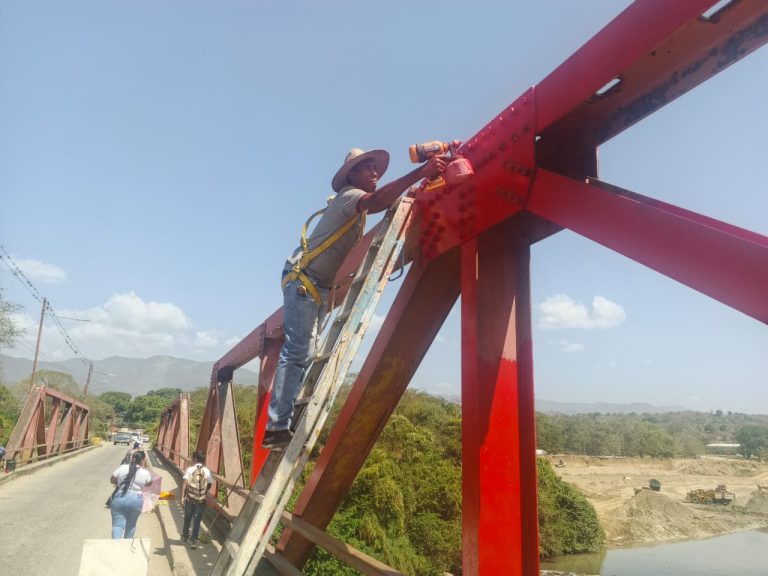En Paz Castillo rehabilitan el emblemático puente «El Indio»